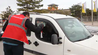 Konya’da vatandaşlara tesbih dağıtarak trafiğe dikkat çektiler