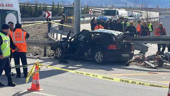 Karaman’da feci kaza: Otomobil bariyerlere saplandı, çift hayatını kaybetti