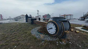 Karaman’da fırtına hayatı felç etti: Kamyonetler devrildi, çatılar uçtu