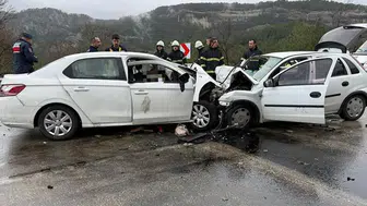 Katliam gibi kaza! 2 otomobil kafa kafaya çarpıştı: 7 ölü