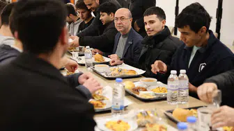 Başkan Pekyatırmacı, öğrencilerle sahur sofrasında buluştu