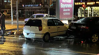 Konya’da kaza! Trafik lambası devrildi, 2 yaralı