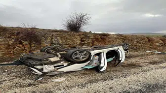 Konya’da kontrolden çıkan araç devrildi