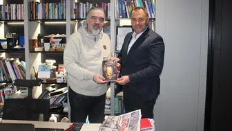 Yazar Mehmet Mert, ilk kitabını Erhan Dargeçit'e hediye etti