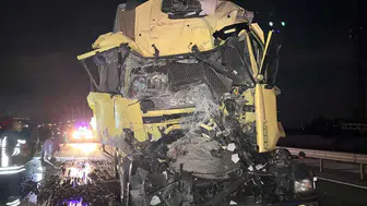 Konya'da kaza! Kamyon tırın dorsesine çarptı