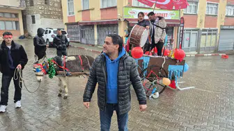 Konya’da ilginç gelenek: Davulcular eşek arabasıyla bahşiş topladı