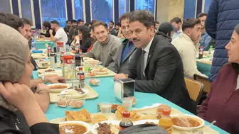 Konya’da rektör, öğrencilerle iftar yaptı!