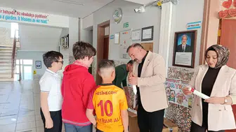 Konyalı Başkan eşi ile birlikte okula gitti!