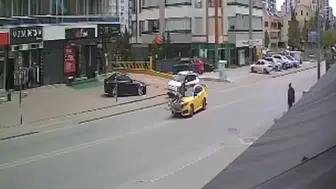 Konya’da taksi bisikletliye çarptı! Savrulma anı kamerada