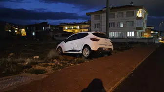 Konya’da korkutan kaza! Araç kaldırıma çıktı