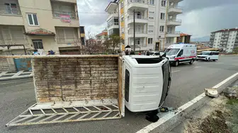 Karaman’da kontrolden çıkan araç refüje çarpıp devrildi