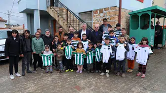 Konyalı Başkan mahallerde çocuklara Konyaspor forması dağıttı