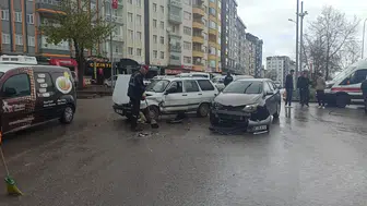 Konya'da öğle saatlerinde kaza! Sürücü hastaneye kaldırıldı