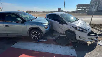 Karaman’da trafik kazası: Çarpışmanın şiddetiyle refüje çıktılar