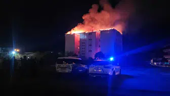 Öğrenci yurdu alev alev yanıyor! Tahliyeler başladı