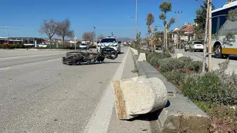 Karaman'da motosiklet refüje çarpıp karşı şeride savruldu