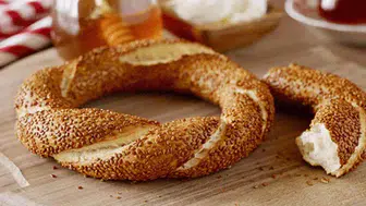 Konyalı emekli ve yaşlılar bu mekanda simit ve çayı ucuza yiyecek