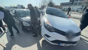 Karaman'da otomobiller çarpıştı, biri diğerinin üzerine çıktı