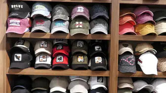 Konya’da babasından devraldığı dükkanda 71 yıldır moda yön veriyor