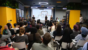 Konya’da gençler sahneye çıktı: Yazılımı canlı ürettiler