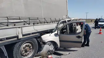 Karaman’da feci kaza! Araç tır dorsesine ok gibi saplandı