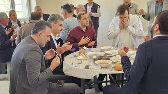Konya Vekili Erdem duaya katıldı, sonra pilava kaşık salladı