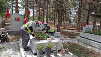 Konya’da belediyeden şehitliklere özel bakım