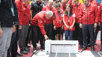 Konya'da büyük rekabet! Gençler TEKNOSEL’de robotlarıyla sahnede