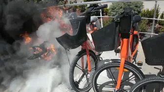 Konya’da alev alev yanan motosiklete kurye müdahale etti