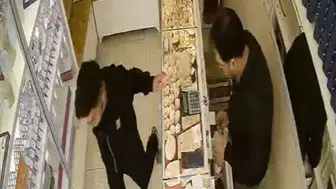 Konya’da kuyumcuda akılalmaz hırsızlık: “Param gelecek” deyip altınlarla kaçtı
