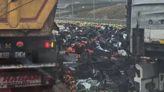 Konya’da trafik kazası! Meyve yüklü tır kaza yaptı