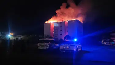 Öğrenci yurdu alev alev yanıyor! Tahliyeler başladı