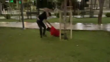 Aksaray'da parkta dehşet! Arkadaşını yere yatırıp defalarca yumrukladı