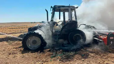 Konya'da traktör alevlere teslim oldu! Geriye demir yığını kaldı
