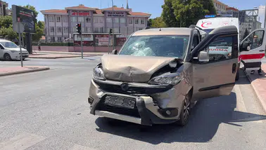 Konya’da işlek caddede kaza! Araçlar birbirine girdi