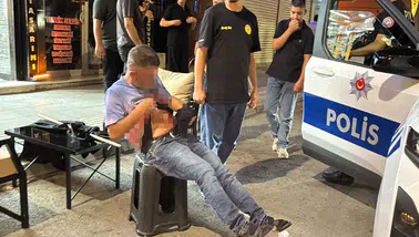 Aksaray’da bıçaklanan şahıs ortalığı karıştırdı! Yol ortasında soyundu