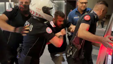 Aksaray’da 20 kişi birbirine girdi! Gözaltına alınırken şarkı söyleyip oynadı