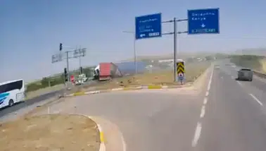 Konya’da feci kaza kamerada! Tır araçlara çarptı: 1 ölü, 10 yaralı