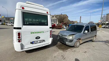 Karaman'da minibüs ile ticari araç çarpıştı: O anlar kamerada