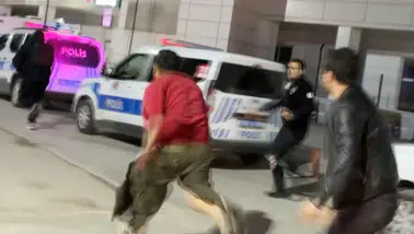 Aksaray’da ilginç olay! Yaralılar tedaviyi bırakıp gazetecilere saldırdı