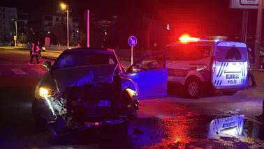 Aksaray’da kuzenler kavşakta çarpıştı: Araç hurdaya döndü