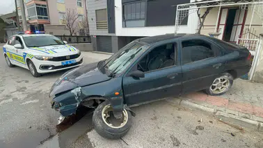 Karaman’da kontrolden çıkan otomobil levhaya çarptı