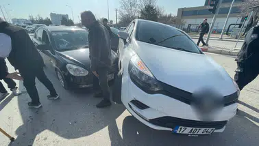 Karaman'da otomobiller çarpıştı, biri diğerinin üzerine çıktı