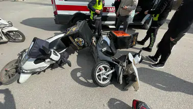 Karaman’da sokak ortasında kaza: Motosikletler çarpıştı