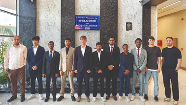 9 ülkeden gelen genç liderler Konya’daki fabrikayı gezdi