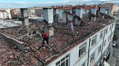 Konya'da tehlike ortadan kaldırıldı! Başlarına kiremit düşebilirdi...