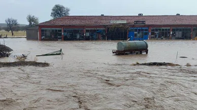Konya'da fırtına çatıları uçurdu, taşkınlar oluşturdu...