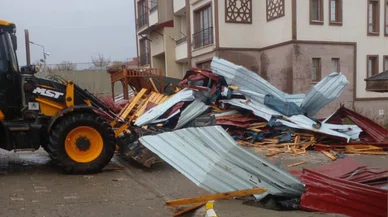 Fırtına bir apartmanın çatısını uçurdu