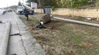 Bu da oldu... Konya'da fırtına elektrik direğini devirdi!