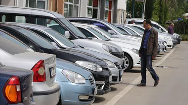 İkinci el otomobil fiyatları dibin dibini gördü!